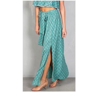 NWT • GREEN DOUBLE SPLIT HEM MAXI SKIRT